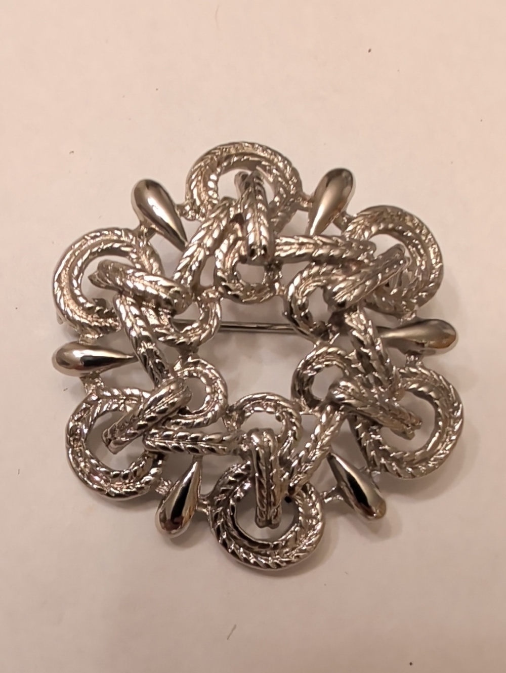 Silver Tone Wreath Cable-Link Brooch - Women's Accessory